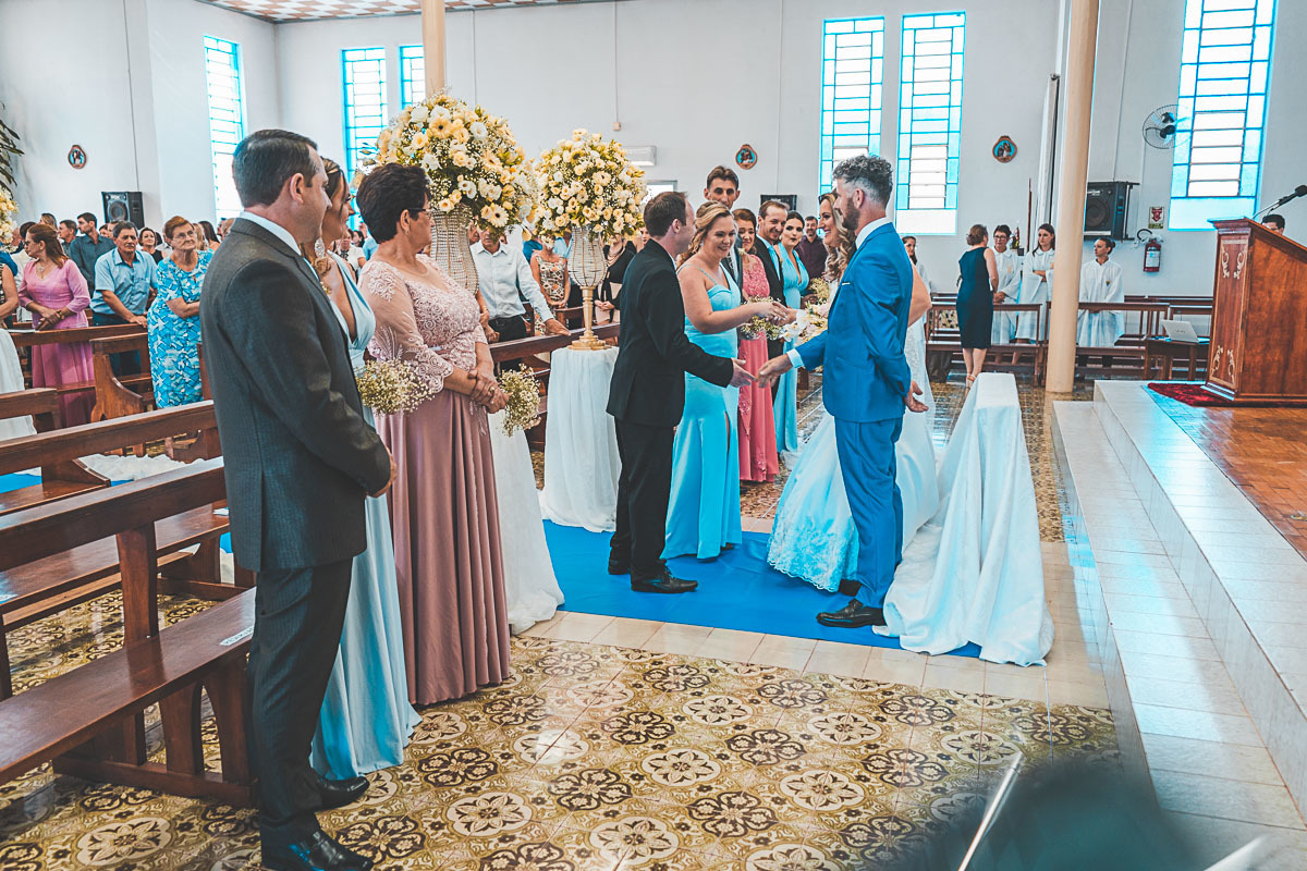 Fotografia de Casamento em São João da Urtiga - Fotografo Vitor Trombetta - Casamento de dia
Entrada dos Padrinhos na Igreja
