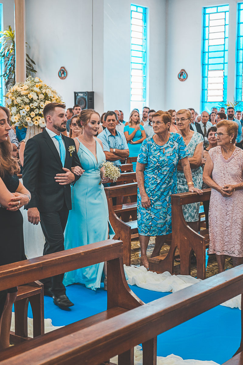 Fotografia de Casamento em São João da Urtiga - Fotografo Vitor Trombetta - Casamento de dia
Entrada dos Padrinhos na Igreja