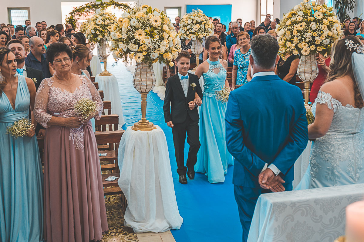 Fotografia de Casamento em São João da Urtiga - Fotografo Vitor Trombetta - Casamento de dia
Entrada dos Padrinhos na Igreja