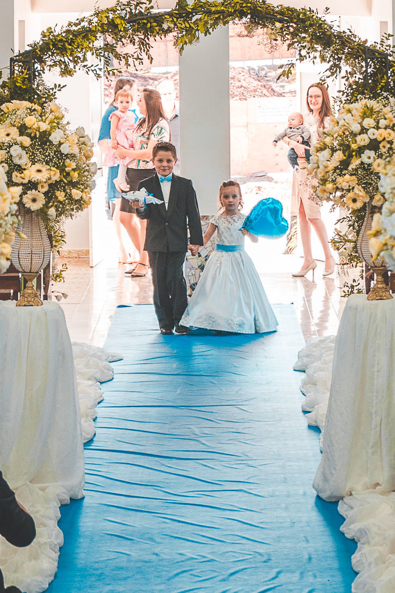 Entrada dos aios - Casamento em São João Urtiga no Rio Grande do Sul. Noivos Miqueli e Túlio. Fotografias Vitor Trombetta.