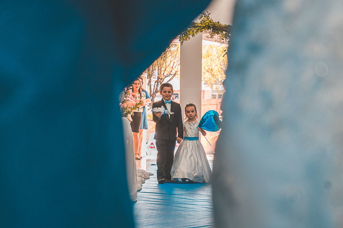 Entrada dos aios - Casamento em São João Urtiga no Rio Grande do Sul. Noivos Miqueli e Túlio. Fotografias Vitor Trombetta.