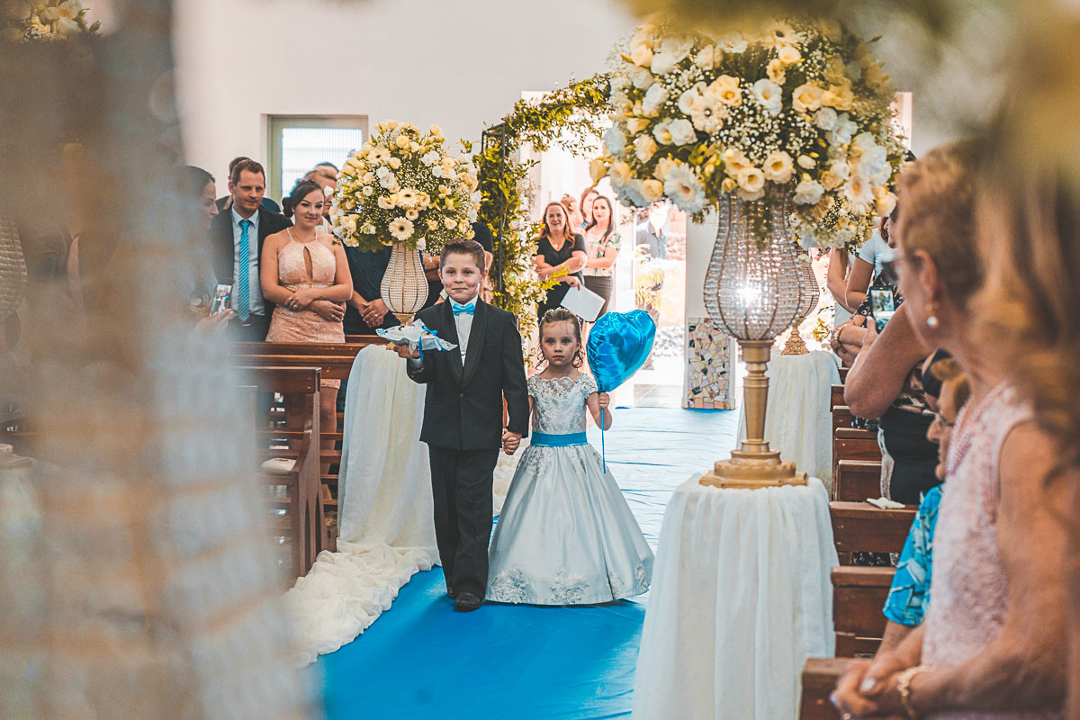 Entrada dos aios - Casamento em São João Urtiga no Rio Grande do Sul. Noivos Miqueli e Túlio. Fotografias Vitor Trombetta.