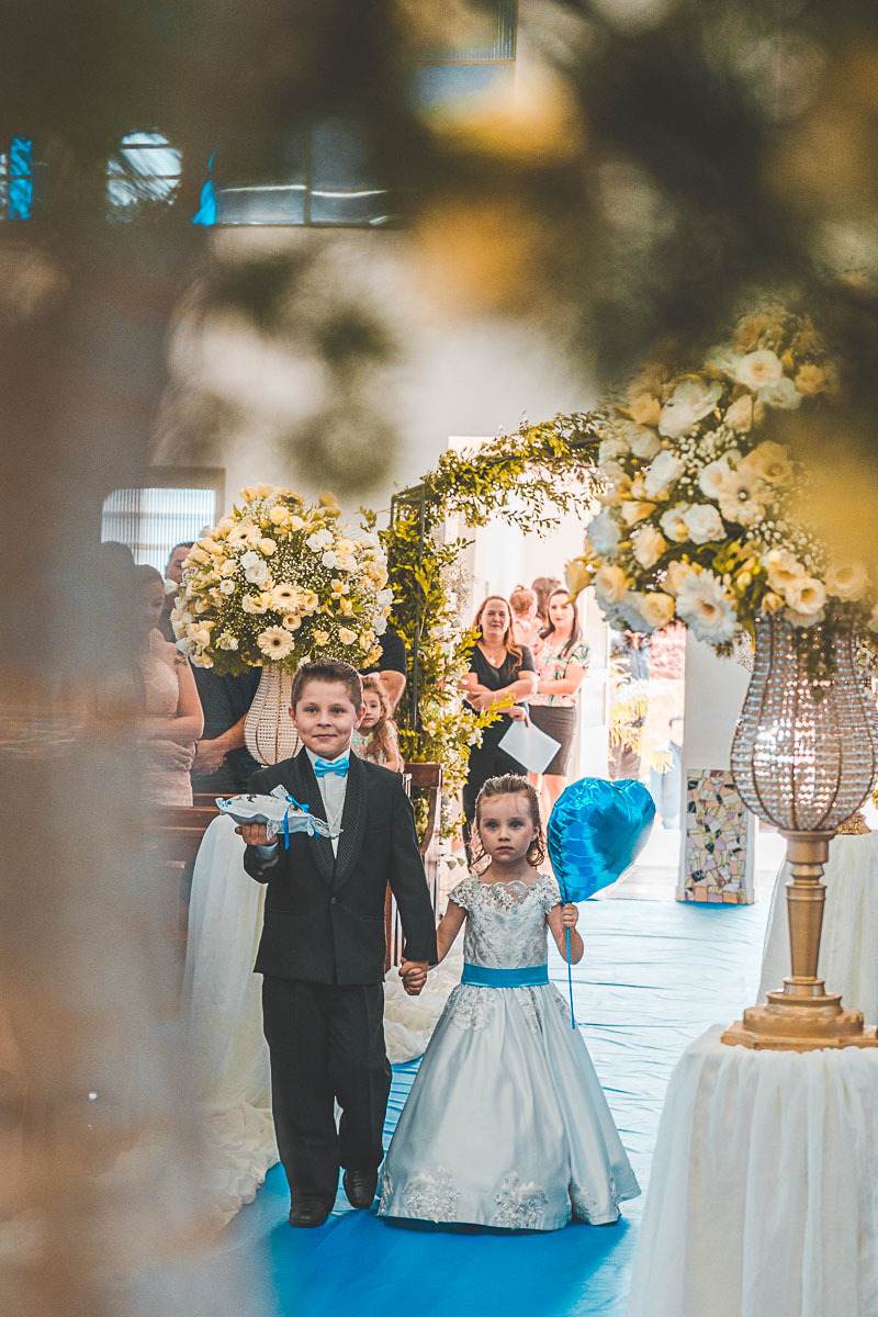 Entrada dos aios - Casamento em São João Urtiga no Rio Grande do Sul. Noivos Miqueli e Túlio. Fotografias Vitor Trombetta.