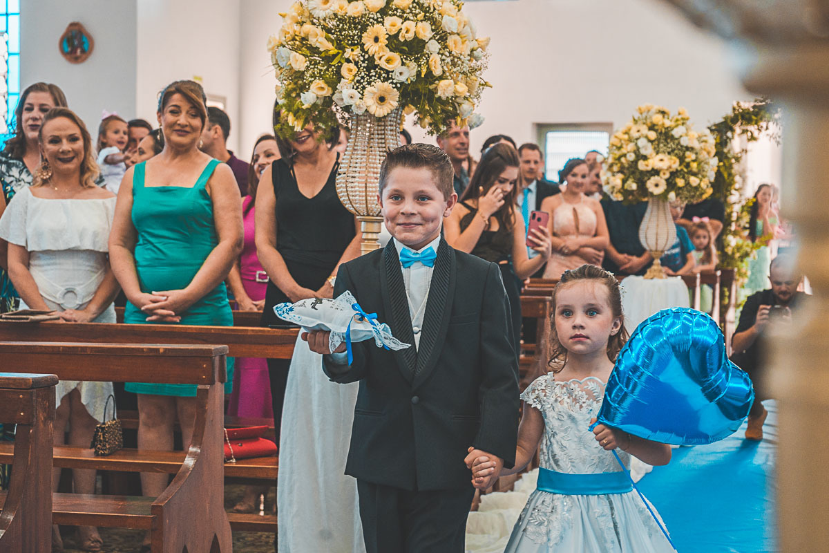 Entrada dos aios - Casamento em São João Urtiga no Rio Grande do Sul. Noivos Miqueli e Túlio. Fotografias Vitor Trombetta.