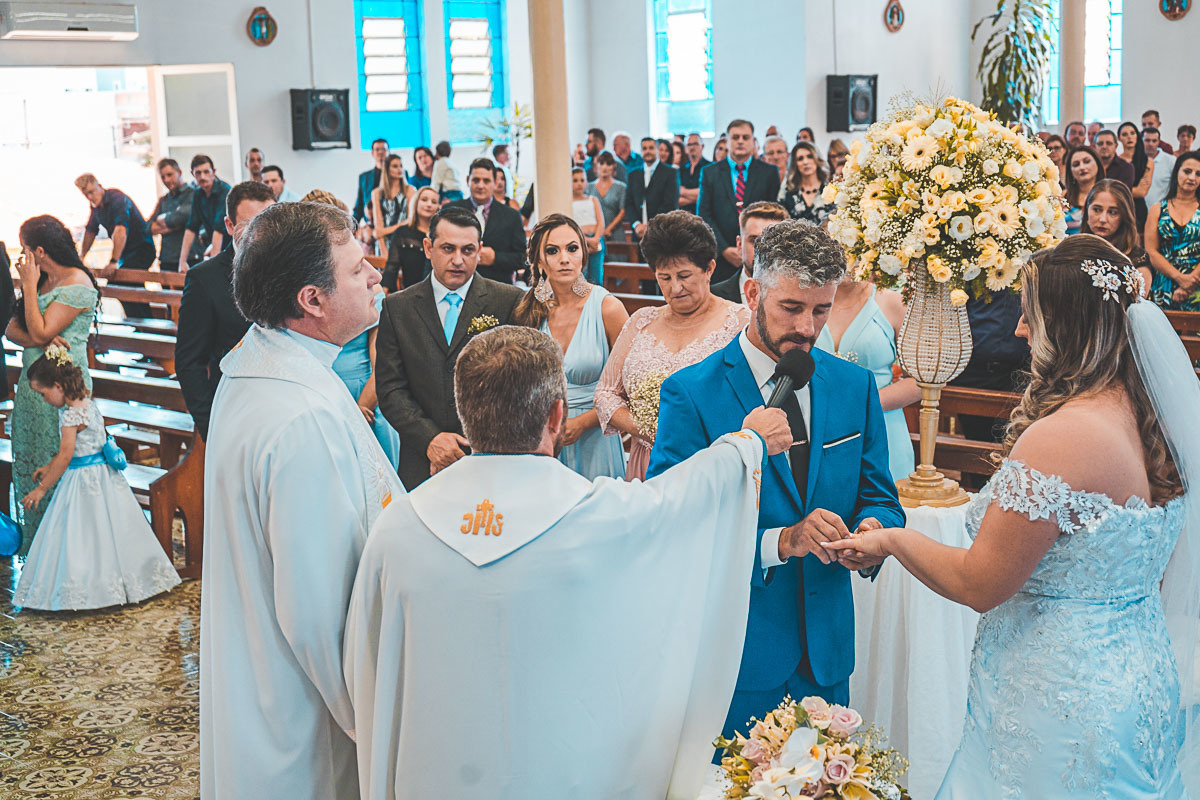 Troca de Alianças no Casamento dos noivos MIqueli e Túlio - Fotografia VItor Trombetta.
São João da Urtiga, Rio Grande do Sul - Igreja Matriz Cristo Rei.