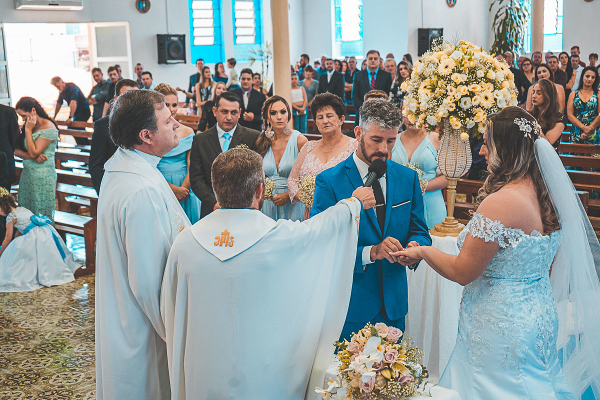 Troca de Alianças no Casamento dos noivos MIqueli e Túlio - Fotografia VItor Trombetta.
São João da Urtiga, Rio Grande do Sul - Igreja Matriz Cristo Rei.