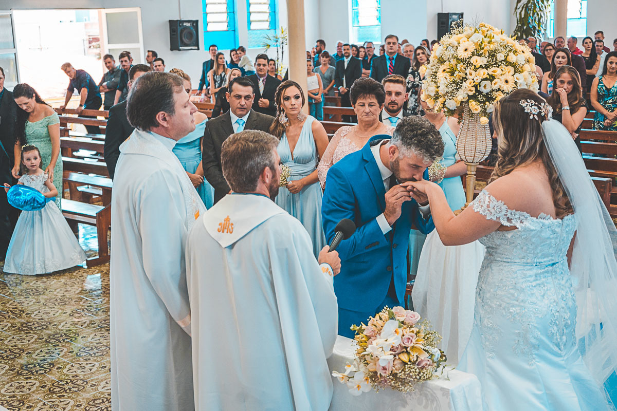 Troca de Alianças no Casamento dos noivos MIqueli e Túlio - Fotografia VItor Trombetta.
São João da Urtiga, Rio Grande do Sul - Igreja Matriz Cristo Rei.