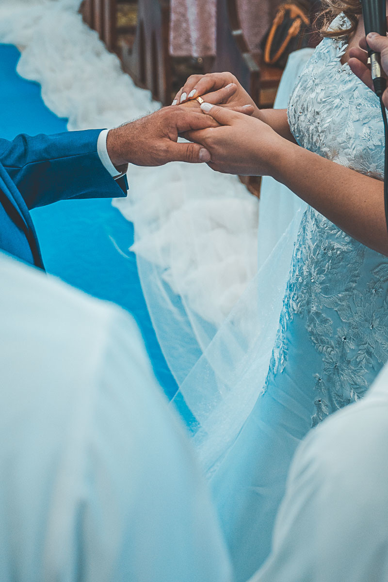 Troca de Alianças no Casamento dos noivos MIqueli e Túlio - Fotografia VItor Trombetta.
São João da Urtiga, Rio Grande do Sul - Igreja Matriz Cristo Rei.