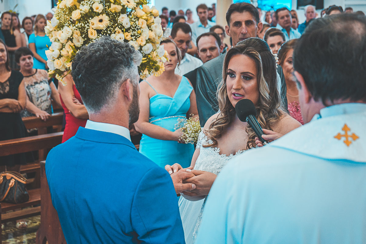 Troca de Alianças no Casamento dos noivos MIqueli e Túlio - Fotografia VItor Trombetta.
São João da Urtiga, Rio Grande do Sul - Igreja Matriz Cristo Rei.