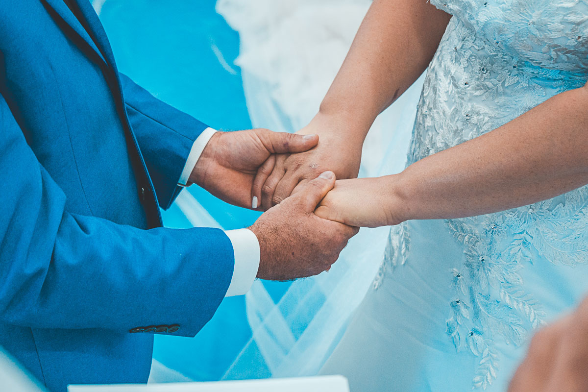 Troca de Alianças no Casamento dos noivos MIqueli e Túlio - Fotografia VItor Trombetta.
São João da Urtiga, Rio Grande do Sul - Igreja Matriz Cristo Rei.