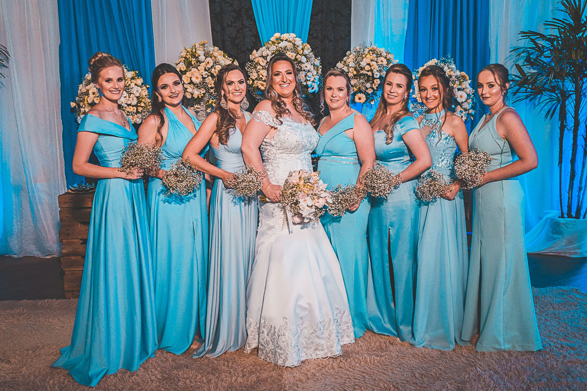 Madrinhas com vestido azul do casamento dos Noivos Túlio e Miqueli -
Fotografia VItor Trombetta.
São João da Urtiga, Rio Grande do Sul - Igreja Matriz Cristo Rei.