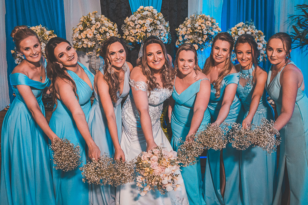 Madrinhas com vestido azul do casamento dos Noivos Túlio e Miqueli -
Fotografia VItor Trombetta.
São João da Urtiga, Rio Grande do Sul - Igreja Matriz Cristo Rei.