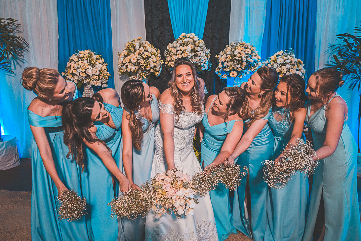Madrinhas com vestido azul do casamento dos Noivos Túlio e Miqueli -
Fotografia VItor Trombetta.
São João da Urtiga, Rio Grande do Sul - Igreja Matriz Cristo Rei.