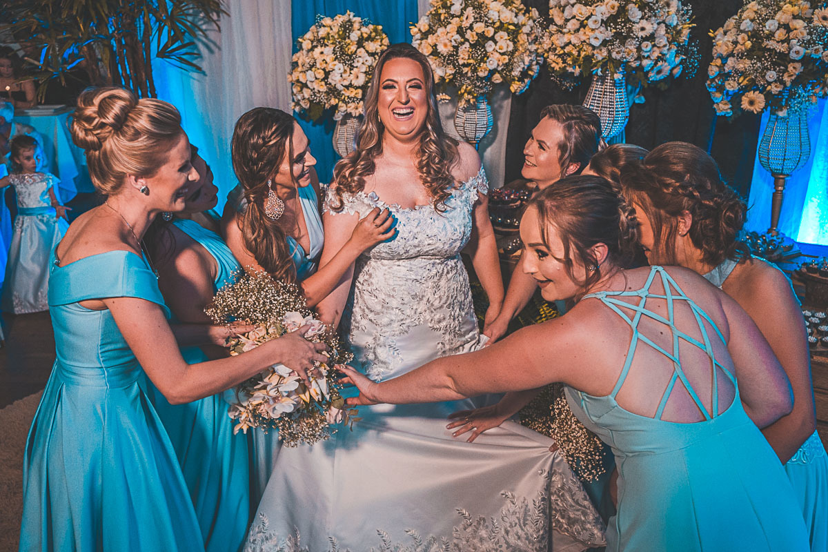 Madrinhas com vestido azul do casamento dos Noivos Túlio e Miqueli -
Fotografia VItor Trombetta.
São João da Urtiga, Rio Grande do Sul - Igreja Matriz Cristo Rei.
