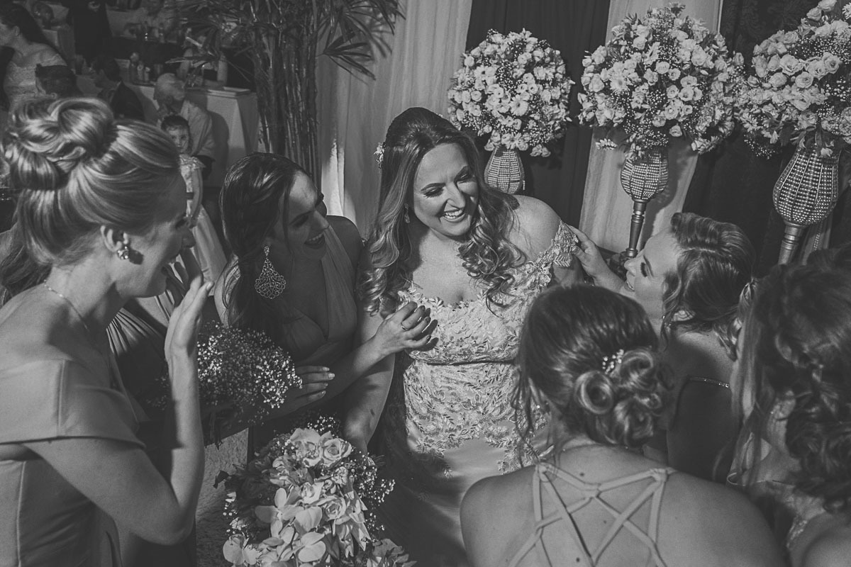 Madrinhas com vestido azul do casamento dos Noivos Túlio e Miqueli -
Fotografia VItor Trombetta.
São João da Urtiga, Rio Grande do Sul - Igreja Matriz Cristo Rei.