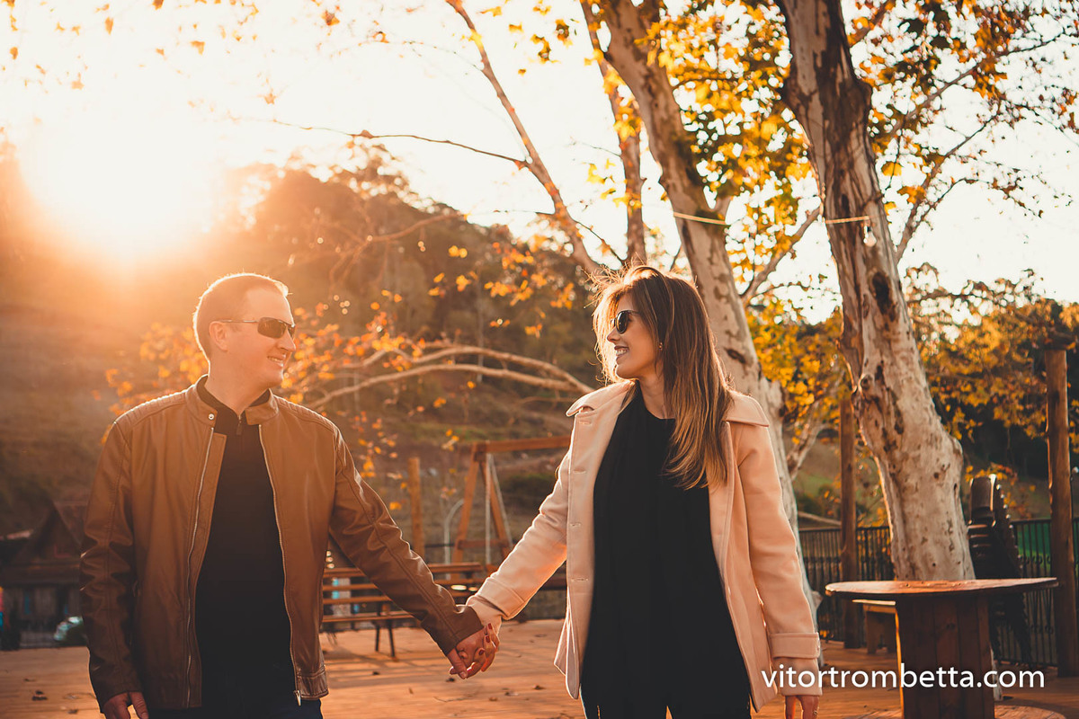 casal descontraído ao brilho do sol e um frio e gostoso outono mas nada que o toque de sua mão não me aqueça. fotografado na Villa Trentin em Erechim pelo fotografo de ensaios Vitor Trombetta.