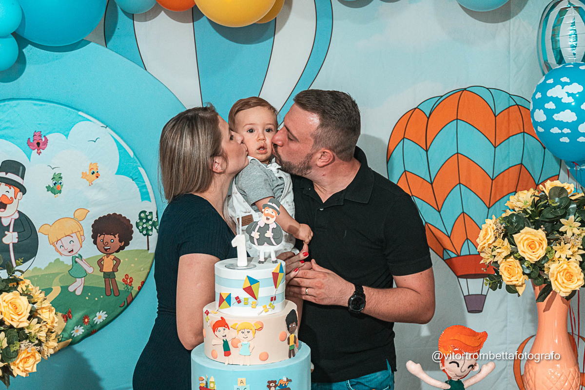 Papais beijando aniversariante do dia Henrique