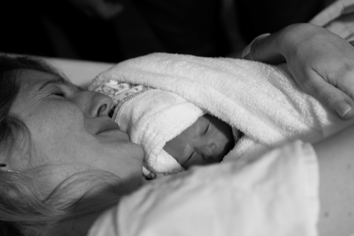 segundos depois do nascimento no colo de sua mãe