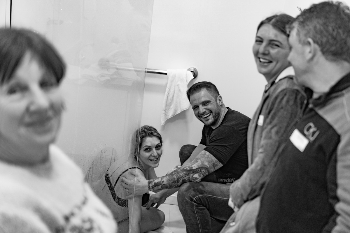 familia toda apoiando as dores de uma mãe em trabalho de aprto normal