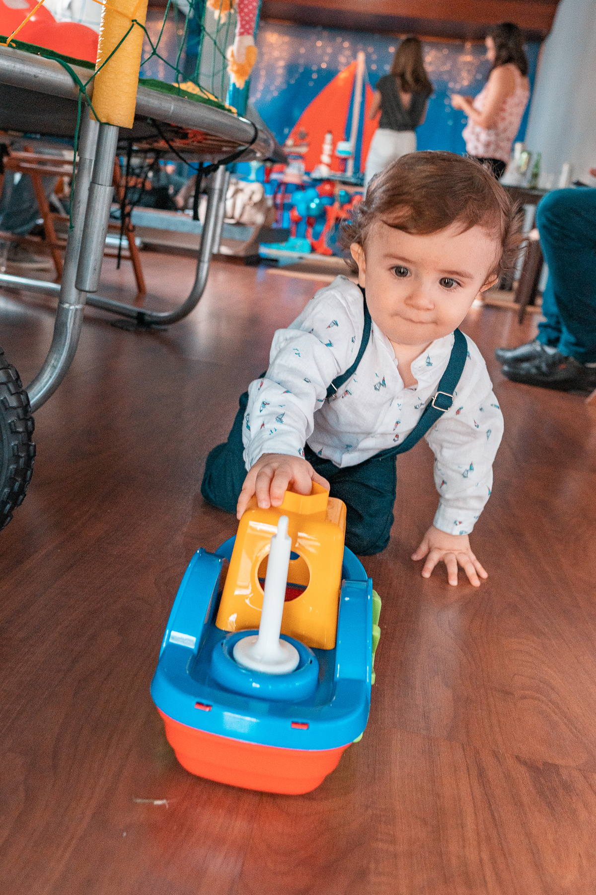 Aniversariante brincando com um de seus presentes - Fotografo de aniversario vitor trombetta