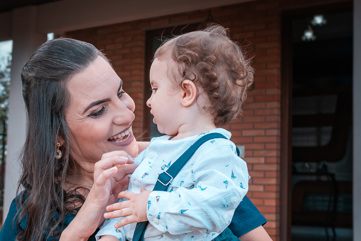 mamãe brincando com seu filho em casa no dia do aniversário de um ano do Arthur