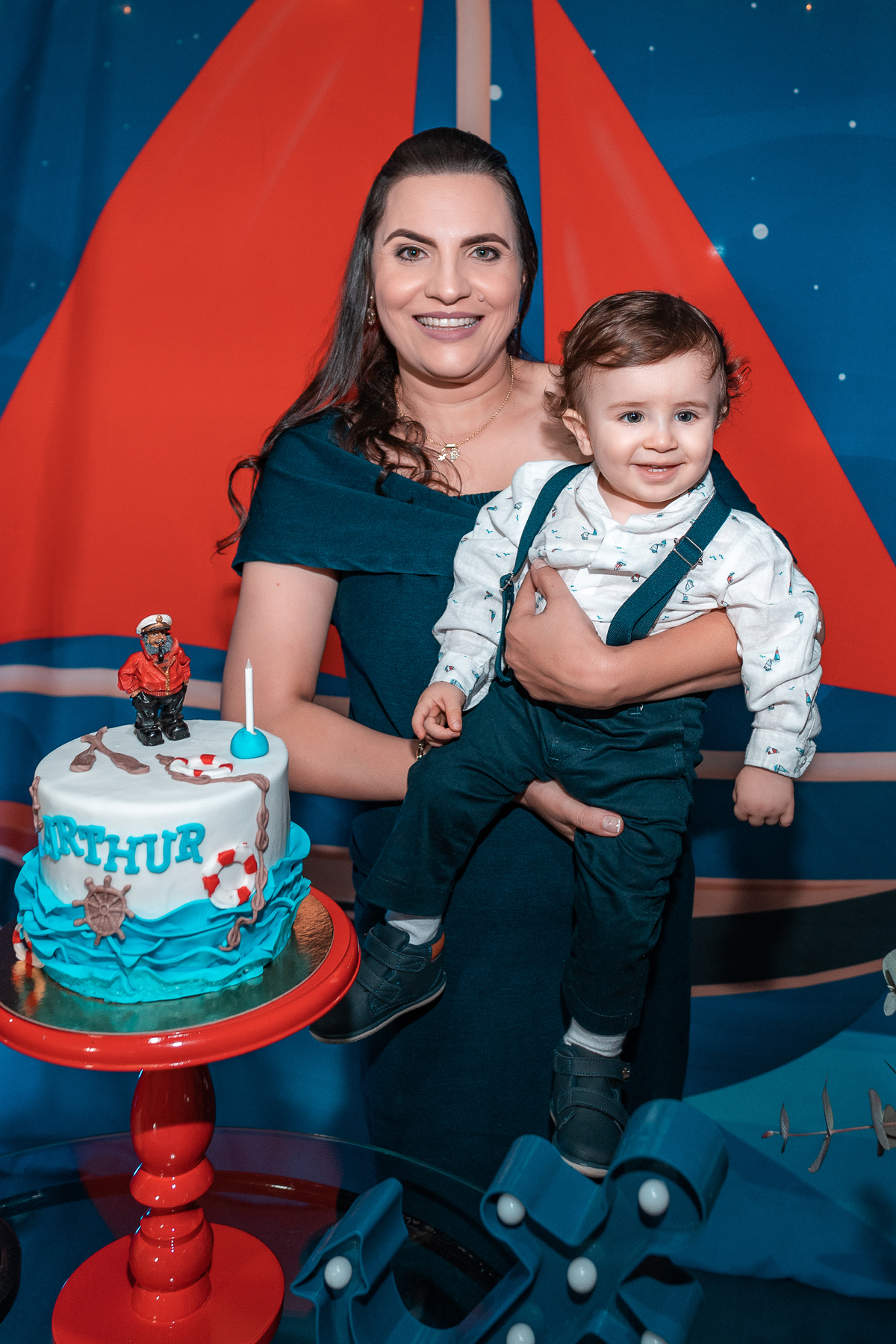 Aniversariante sorridente para posar para uma linda foto no colo de sua mãe