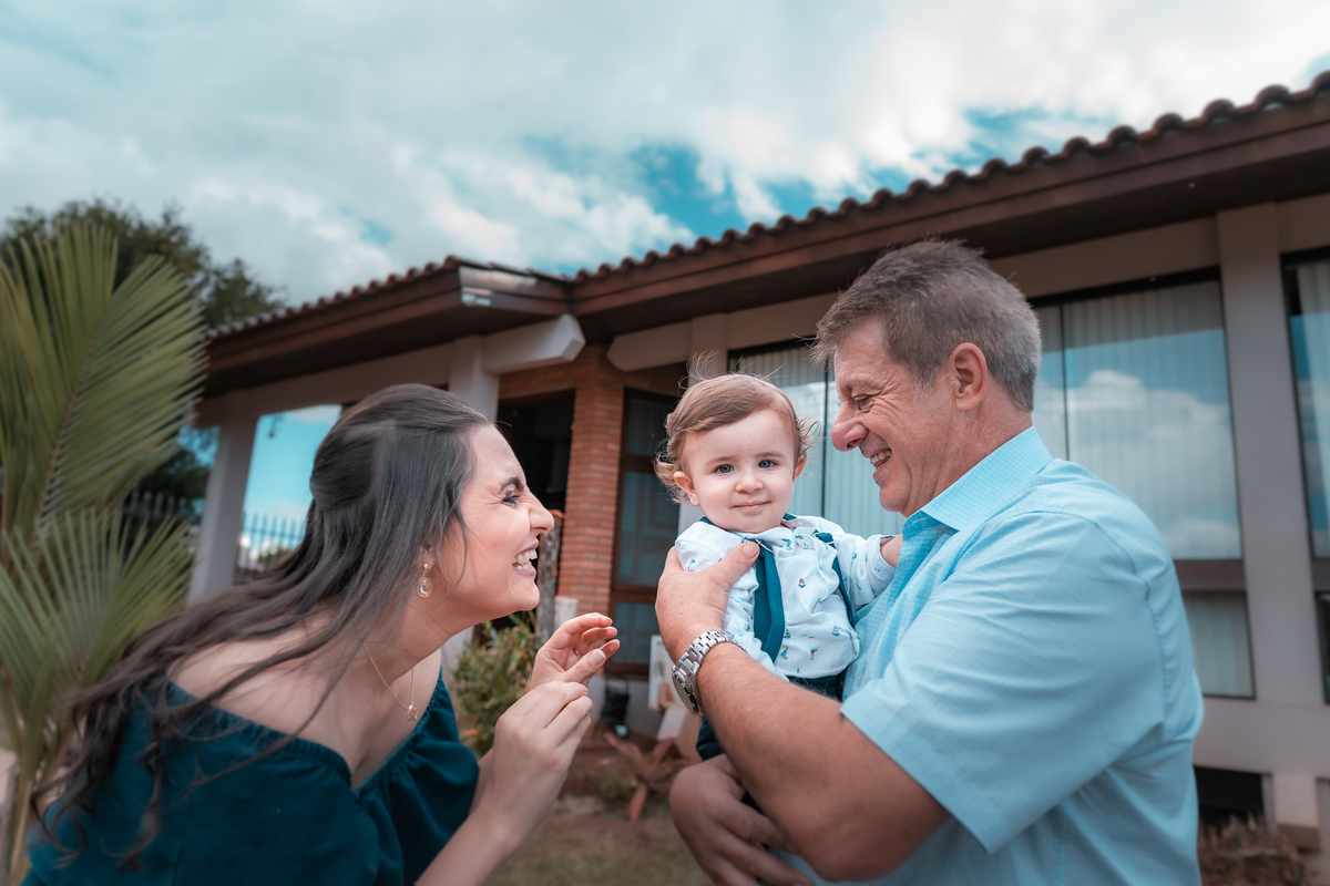 momento feliz de papai e mamae com seu filho no aniversario de um ano