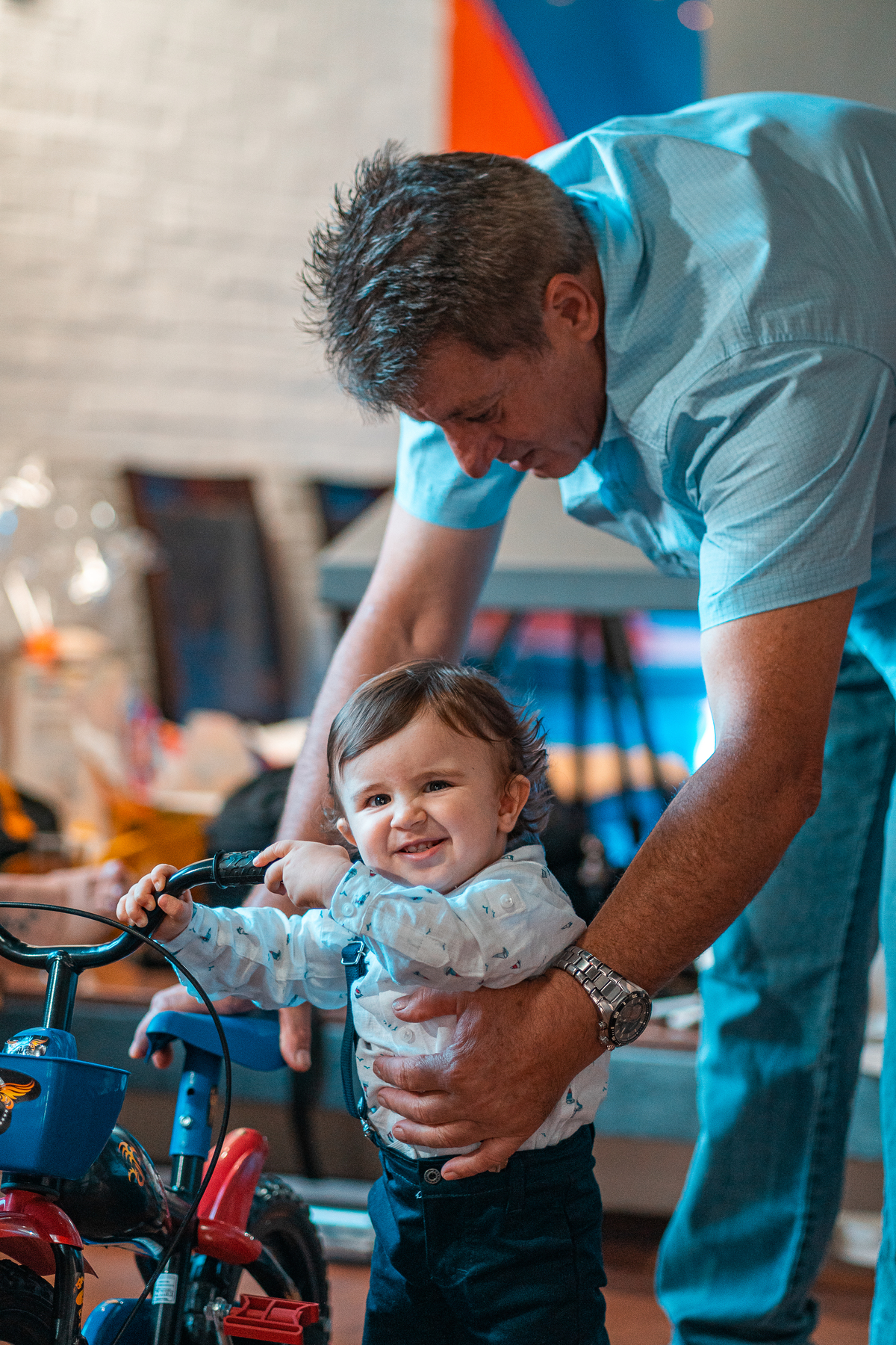 aniversario de um ano foto sorrindo e menino brincando