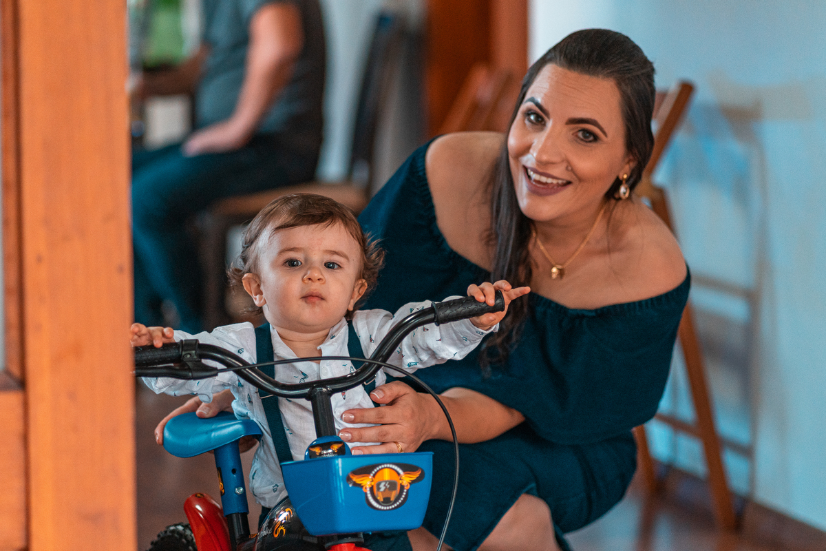 mãe faceira ao brincar com seu filho no aniversario de 1 ano fotografo de aniversario em erechim