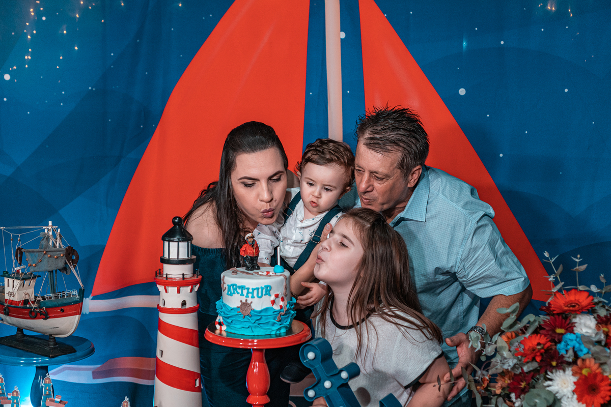 mesa do parabéns no aniversário do arthur festa na pandemia em casa poucos convidados fotografo em casa