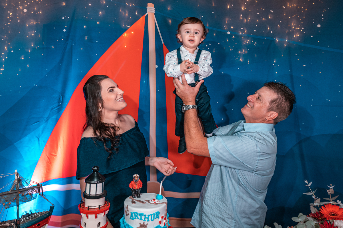 linda foto na mesa do parabéns da família no aniversário de um ano do arthur
