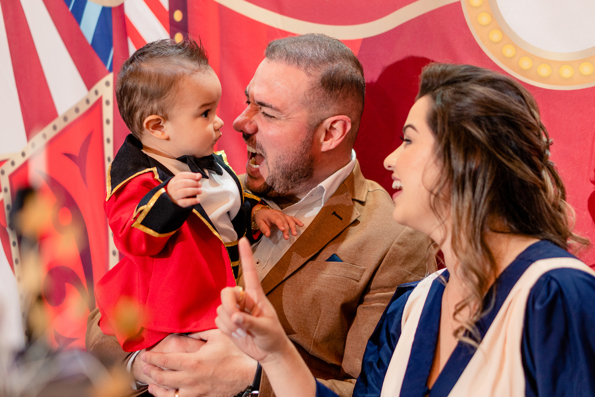 papai e mamãe felizes em mesmo com pandemia poderem eternizar a festa de um ano de seu filho