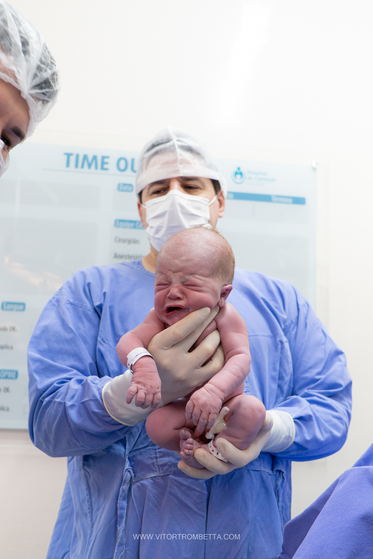 filho lindo sendo mostrado pelo pediatra
