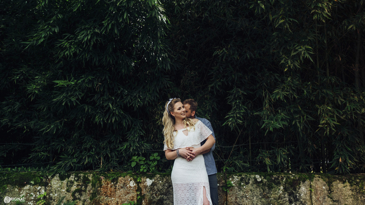 casal se abraçãndo