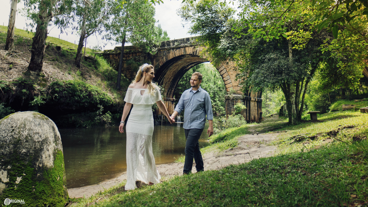 casal passeando de mãos dadas