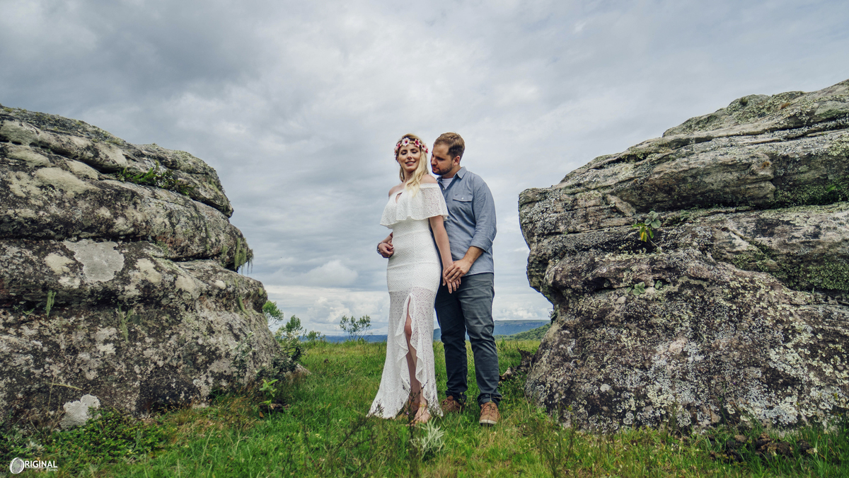 noivos no meio de pedras, pedras, lindo ensaio