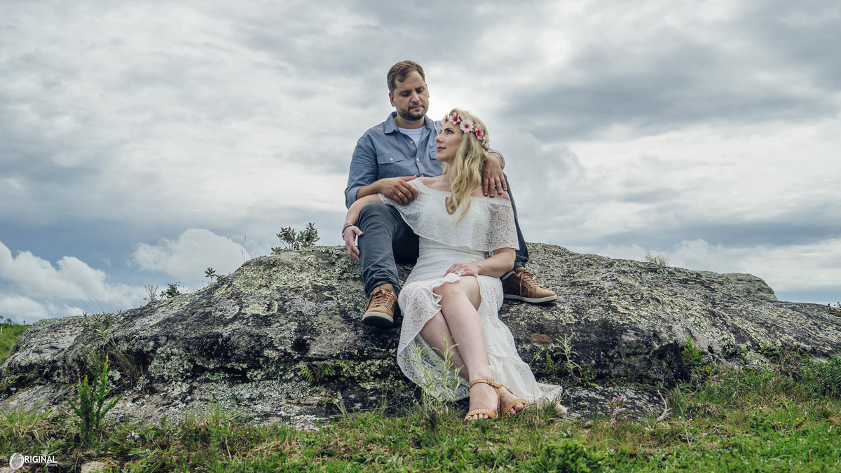 casal sentado pedra, sentados em uma pedra