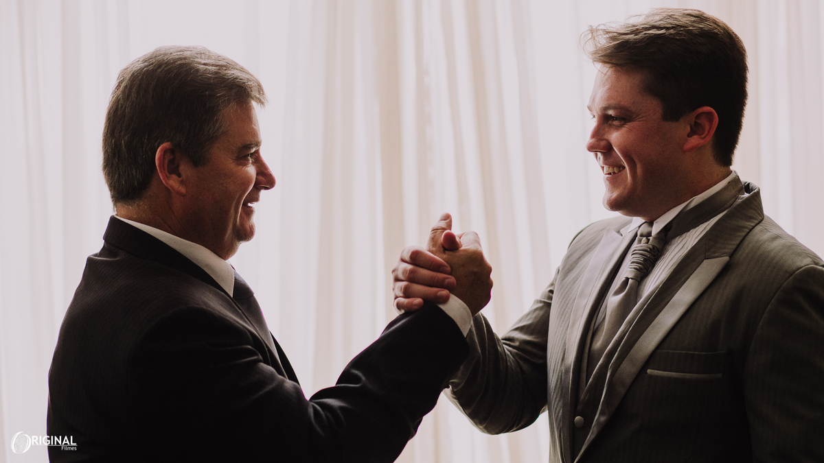 pai ajudando o filho