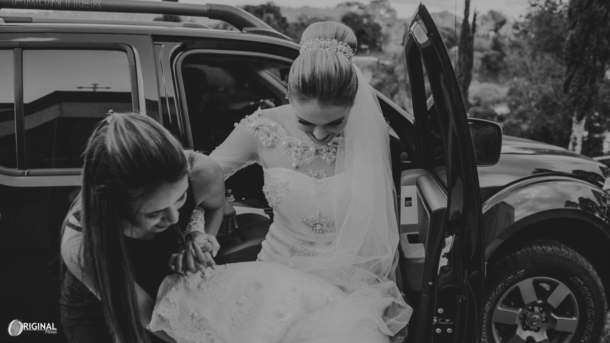 noiva descendo do carro da noiva