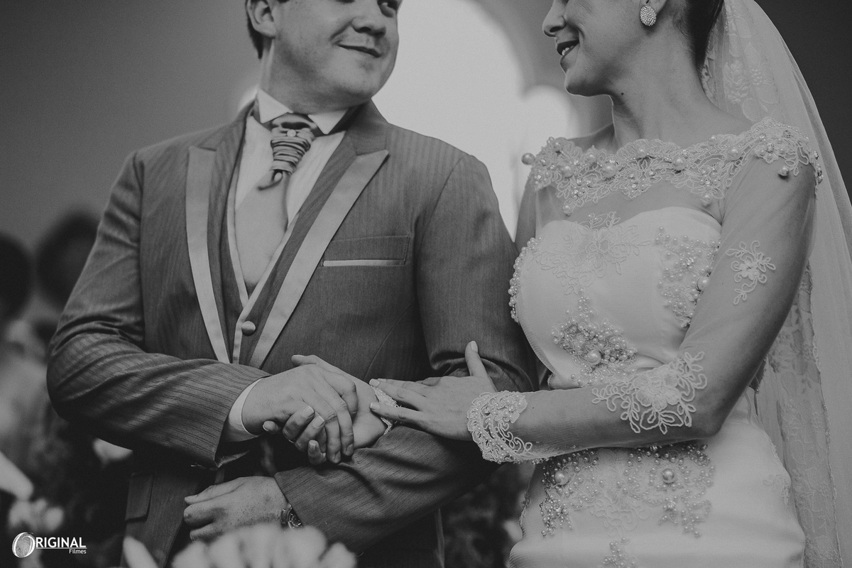 noivo e noiva no altar