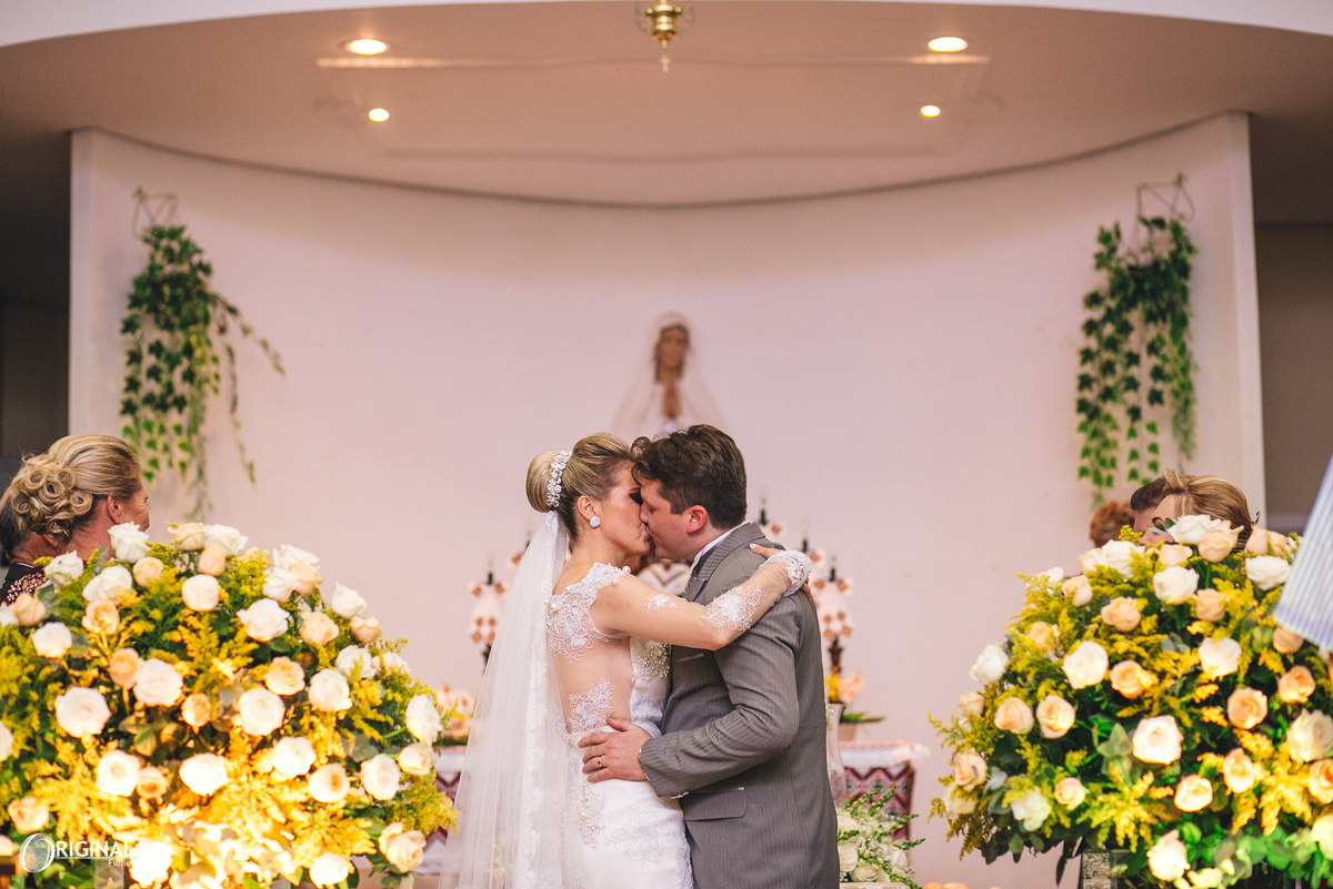noivos se beijando no altar