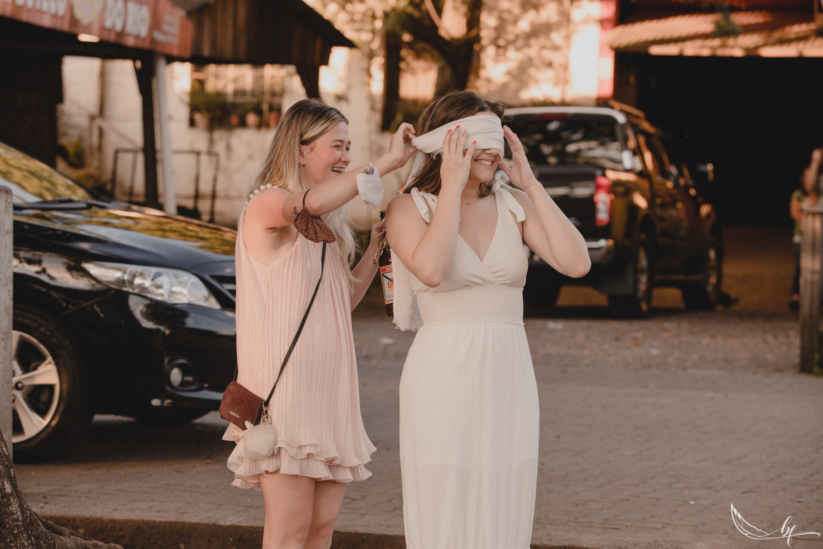 Maquiagem; Making of; Noiva; Noivo; Pré Wedding; Street Wedding; Celina Munhoz; Adriana Kruger; Manu Garcia; Camarim Madri; Wandering Wedding; São Francisco de Paula; Fotografia de Casal; Fotografia de Casamento; Pré Wedding; São Leopoldo; Belo Horizonte;