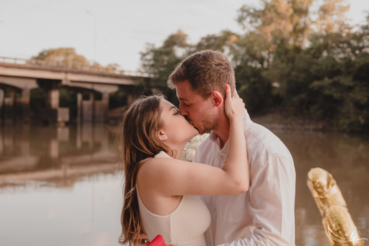 Maquiagem; Making of; Noiva; Noivo; Pré Wedding; Street Wedding; Celina Munhoz; Adriana Kruger; Manu Garcia; Camarim Madri; Wandering Wedding; São Francisco de Paula; Fotografia de Casal; Fotografia de Casamento; Pré Wedding; São Leopoldo; Belo Horizonte;