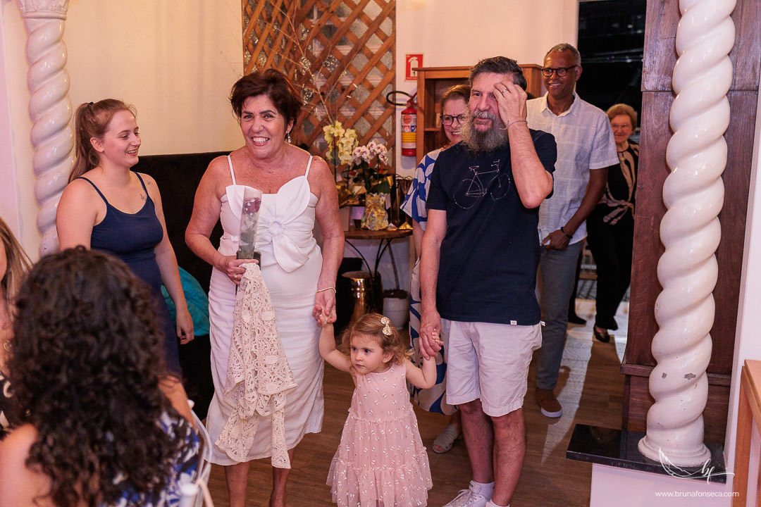 Bodas de Esmeralda, 40 anos de casamento, festa surpresa de bodas, comemoração de 40 anos, casal celebrando bodas, aniversário de casamento, fotógrafo de bodas, renovação de votos, celebração com família, evento emocionante