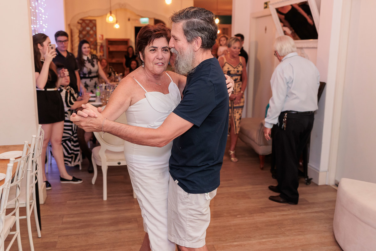 Bodas de Esmeralda, 40 anos de casamento, festa surpresa de bodas, comemoração de 40 anos, casal celebrando bodas, aniversário de casamento, fotógrafo de bodas, renovação de votos, celebração com família, evento emocionante
