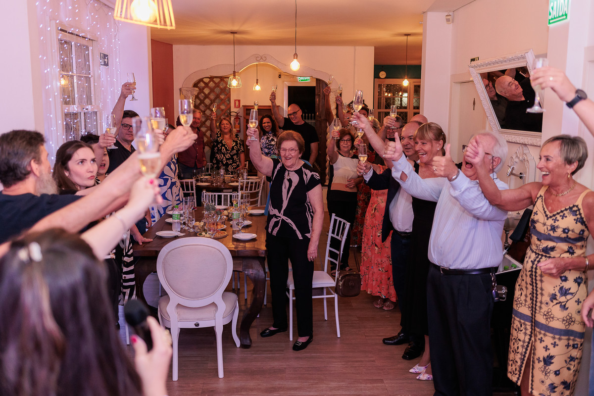 Bodas de Esmeralda, 40 anos de casamento, festa surpresa de bodas, comemoração de 40 anos, casal celebrando bodas, aniversário de casamento, fotógrafo de bodas, renovação de votos, celebração com família, evento emocionante