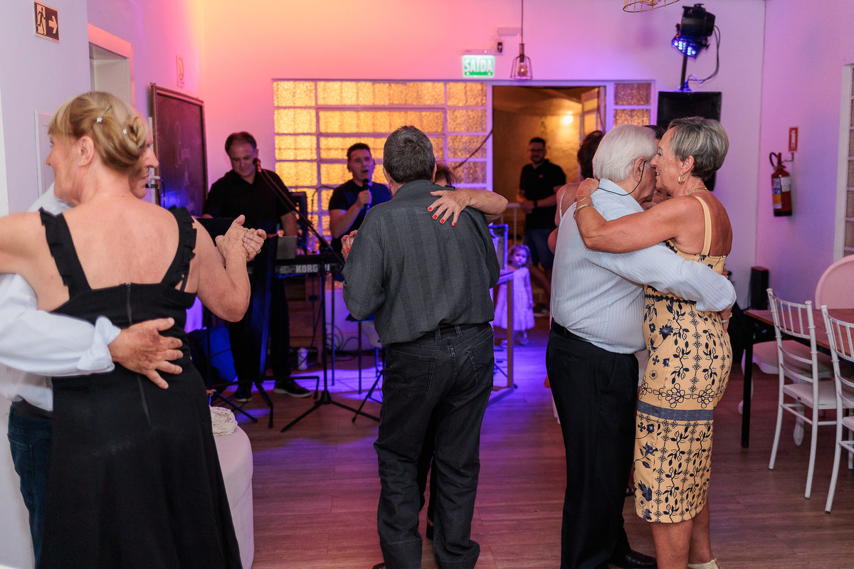 Bodas de Esmeralda, 40 anos de casamento, festa surpresa de bodas, comemoração de 40 anos, casal celebrando bodas, aniversário de casamento, fotógrafo de bodas, renovação de votos, celebração com família, evento emocionante