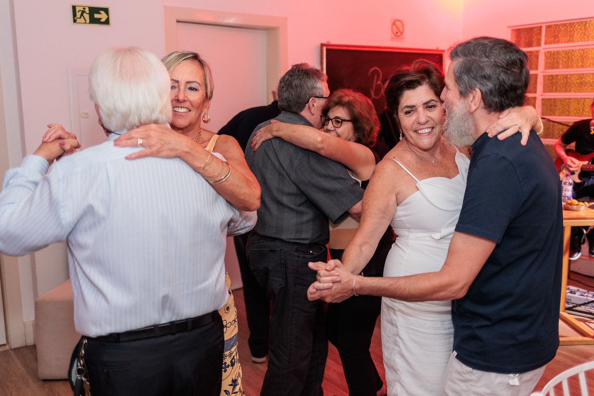 Bodas de Esmeralda, 40 anos de casamento, festa surpresa de bodas, comemoração de 40 anos, casal celebrando bodas, aniversário de casamento, fotógrafo de bodas, renovação de votos, celebração com família, evento emocionante