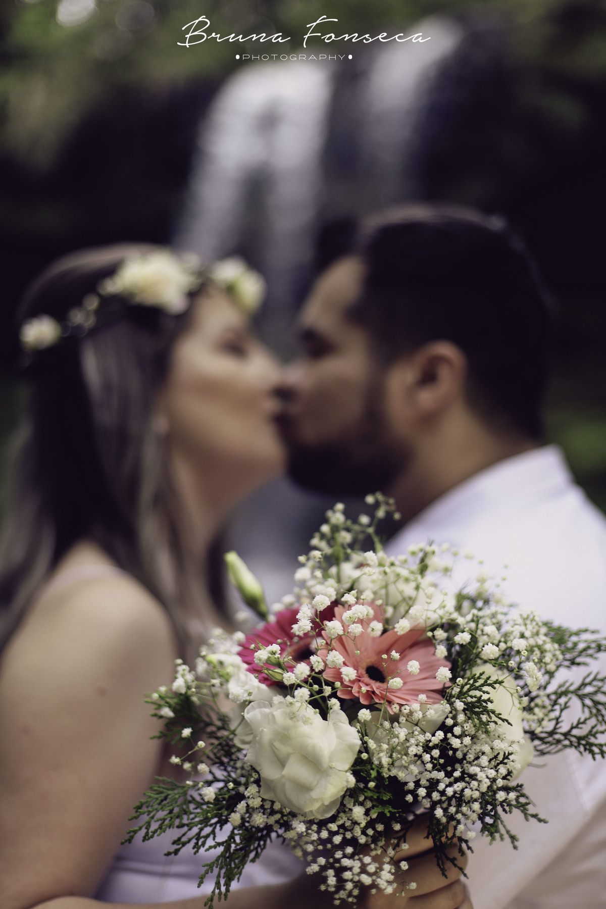 Maquiagem; Making of; Noiva; Noivo; Pré Wedding; Street Wedding; Celina Munhoz; Adriana Kruger; Manu Garcia; Camarim Madri; Cascata do Burgue; Wandering Wedding;