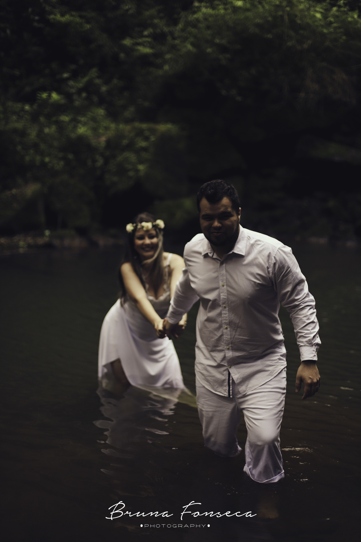 Maquiagem; Making of; Noiva; Noivo; Pré Wedding; Street Wedding; Celina Munhoz; Adriana Kruger; Manu Garcia; Camarim Madri; Cascata do Burgue; Wandering Wedding;